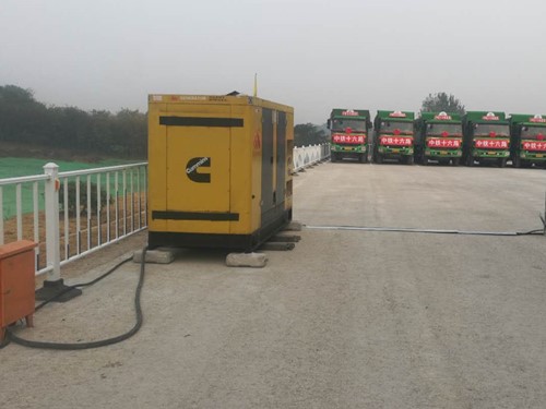 南明电力系统的稳定性和设备兼容性如何影响发电机组的频率规格？